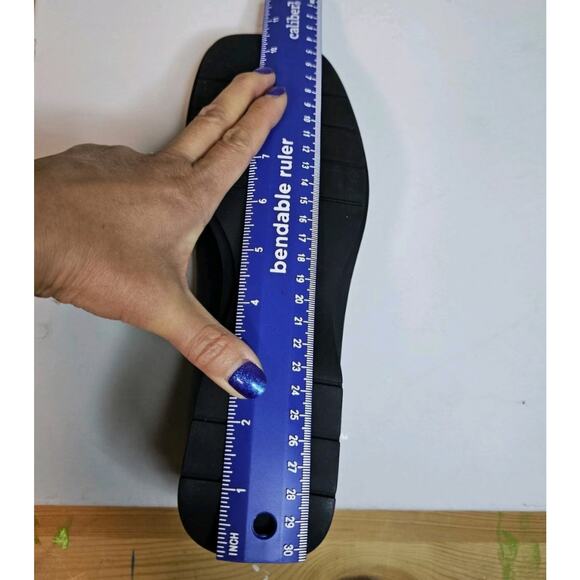 Gucci Black Leather Sz10B Slipon Loafers. Designer. SIZE RUNS SMALL!
Minimalist - Picture 9 of 16